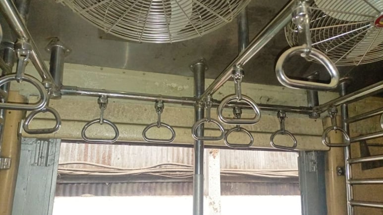 Mumbai Local : लटकणाऱ्यांना रेल्वेचे 'हँडल', बंद दरवाजांपाठोपाठ आणखी एक विचित्र निर्णय