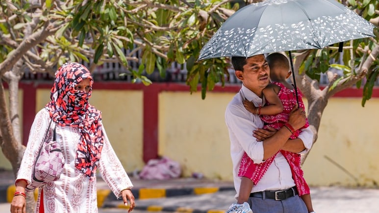 मार्च में ही 40 डिग्री का टॉर्चर, दिल्&zwj;ली में भी रिकॉर्ड गर्मी के बीच IMD के अलर्ट ने दी राहत
