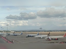 हैदराबाद-आगरा फ्लाइट की भोपाल में इमरजेंसी लैंडिंग, दिल्ली आने वाली 7 फ्लाइट्स की भी भोपाल में डायवर्सन लैंडिंग हैदराबाद-आगरा फ्लाइट की भोपाल में इमरजेंसी लैंडिंग, दिल्ली आने वाली 7 फ्लाइट्स की भी भोपाल में डायवर्सन लैंडिंग