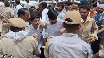Rajasthan: चूरू में प्रदर्शन कर रहे यूथ कांग्रेस के कार्यकर्ताओं को पुलिस ने खदेड़ा, आधा दर्जन से ज्यादा डिटेन