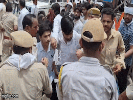 Rajasthan: चूरू में प्रदर्शन कर रहे यूथ कांग्रेस के कार्यकर्ताओं को पुलिस ने खदेड़ा, आधा दर्जन से ज्यादा डिटेन Rajasthan: चूरू में प्रदर्शन कर रहे यूथ कांग्रेस के कार्यकर्ताओं को पुलिस ने खदेड़ा, आधा दर्जन से ज्यादा डिटेन