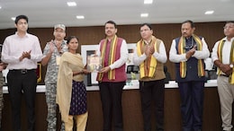 Maoist Surrender:12 जहाल माओवाद्यांनी शस्त्र टाकले, CM फडणवीसांनी हाती संविधान सोपवले!