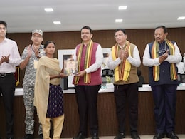 Maoist Surrender:12 जहाल माओवाद्यांनी शस्त्र टाकले, CM फडणवीसांनी हाती संविधान सोपवले! Maoist Surrender:12 जहाल माओवाद्यांनी शस्त्र टाकले, CM फडणवीसांनी हाती संविधान सोपवले!