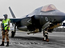 F-35 फाइटर को हैंगर में क्यों नहीं रखना चाहता ब्रिटेन? जानें तकनीकी खराबी दूर नहीं हुई तो क्या होगा F-35 फाइटर को हैंगर में क्यों नहीं रखना चाहता ब्रिटेन? जानें तकनीकी खराबी दूर नहीं हुई तो क्या होगा