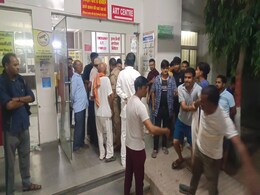 यूपी : सीने पर गेंद लगने से 12 वर्षीय लड़के की मौत, फाइनल खेलते वक्त हुआ दर्दनाक हादसा यूपी : सीने पर गेंद लगने से 12 वर्षीय लड़के की मौत, फाइनल खेलते वक्त हुआ दर्दनाक हादसा