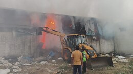 Fire in Warehouse: औषधि उपज के गोदाम में लगी भीषण आग, आधा दर्जन से अधिक फायर ब्रिगेड की गाड़ियां जुटी