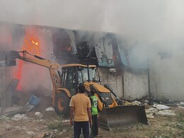 Fire in Warehouse: औषधि उपज के गोदाम में लगी भीषण आग, आधा दर्जन से अधिक फायर ब्रिगेड की गाड़ियां जुटी