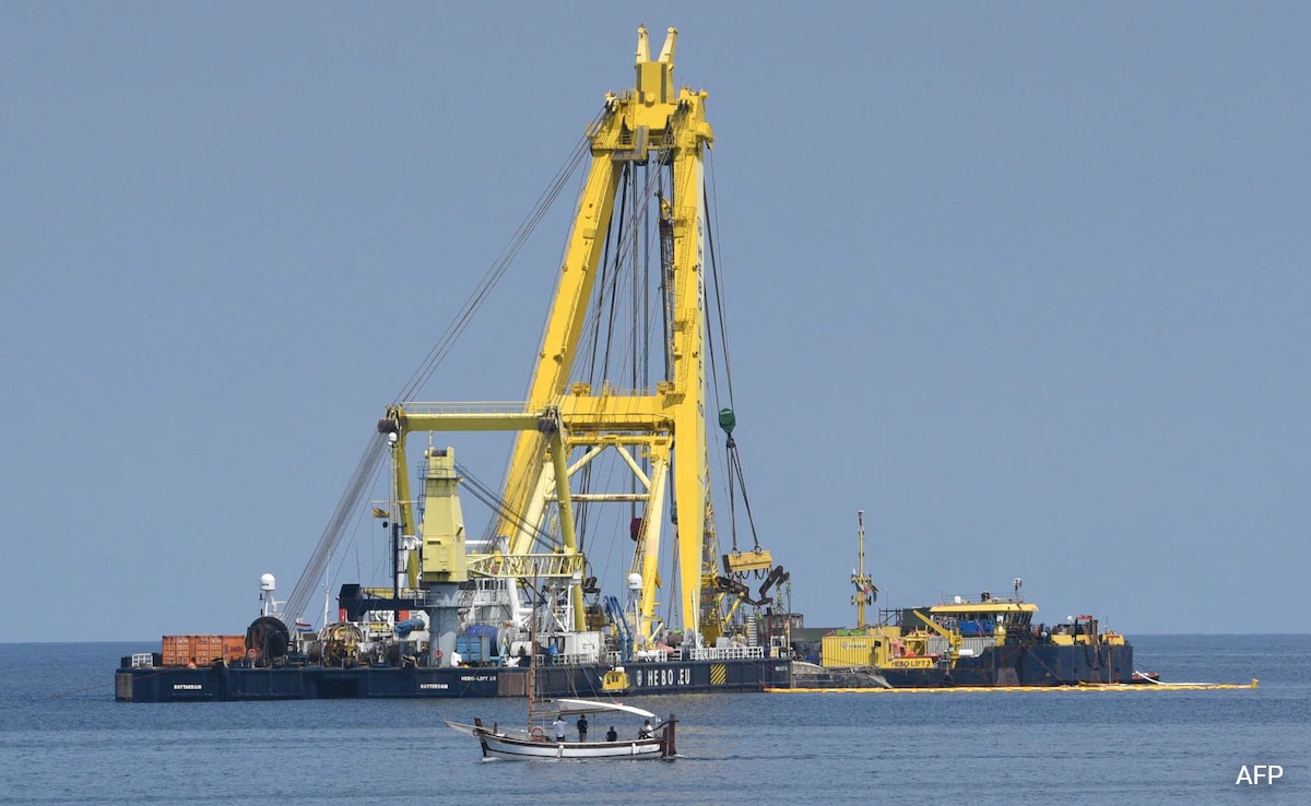 Porticello Италия Salvage experts lifted Mike Lynch s sunken superyacht to