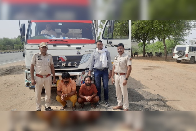 पुलिस टीम ने तुरंत एक्शन लेते हुए पीछा कर सभी आरोपियों को दबोच लिया. पुलिस टीम ने तुरंत एक्शन लेते हुए पीछा कर सभी आरोपियों को दबोच लिया.