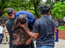 बॉसच्या मागं लागून सुट्टी घेतली, लॅपटॉप टेबलवर ठेवून स्टेडियमकडे पळाली, विराटची जबरी फॅन परतलीच नाही! बॉसच्या मागं लागून सुट्टी घेतली, लॅपटॉप टेबलवर ठेवून स्टेडियमकडे पळाली, विराटची जबरी फॅन परतलीच नाही!