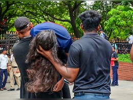 बॉस से मिन्नत कर ली छुट्टी, लैपटॉप टेबल पर छोड़ स्टेडियम दौड़ी, विराट की जबरा फैन फिर नहीं लौटी बॉस से मिन्नत कर ली छुट्टी, लैपटॉप टेबल पर छोड़ स्टेडियम दौड़ी, विराट की जबरा फैन फिर नहीं लौटी