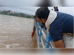 गया में फल्गु नदी ने मचाई तबाही, पानी के सैलाब में फंसी कई जिंदगियां, रस्सी फेंक बचाई जान गया में फल्गु नदी ने मचाई तबाही, पानी के सैलाब में फंसी कई जिंदगियां, रस्सी फेंक बचाई जान