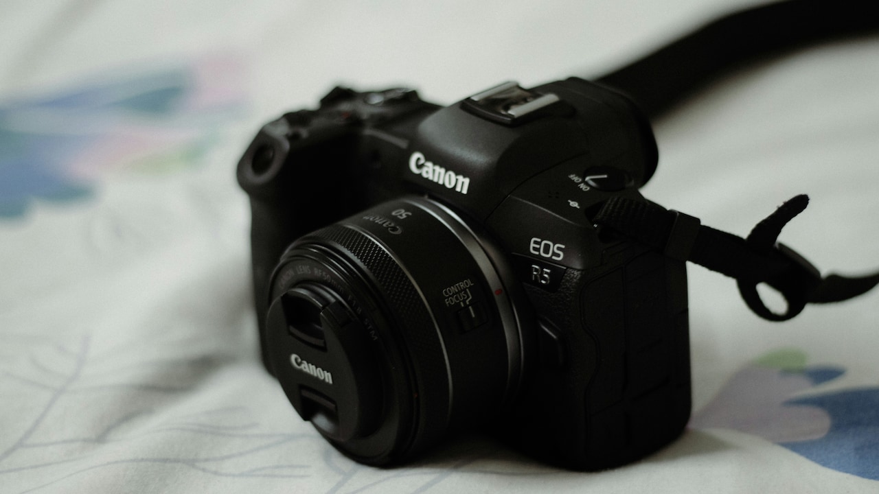 Is a DSLR Still Worth It in the Age of Smartphone Cameras? Find Out Before You Buy