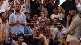 Rajasthan Politics: बारिश में गरजते रहे हनुमान बेनीवाल, RLP सुप्रीमो का ऐलान- SI भर्ती रद्द होने तक नहीं रुकेगा आंदोलन