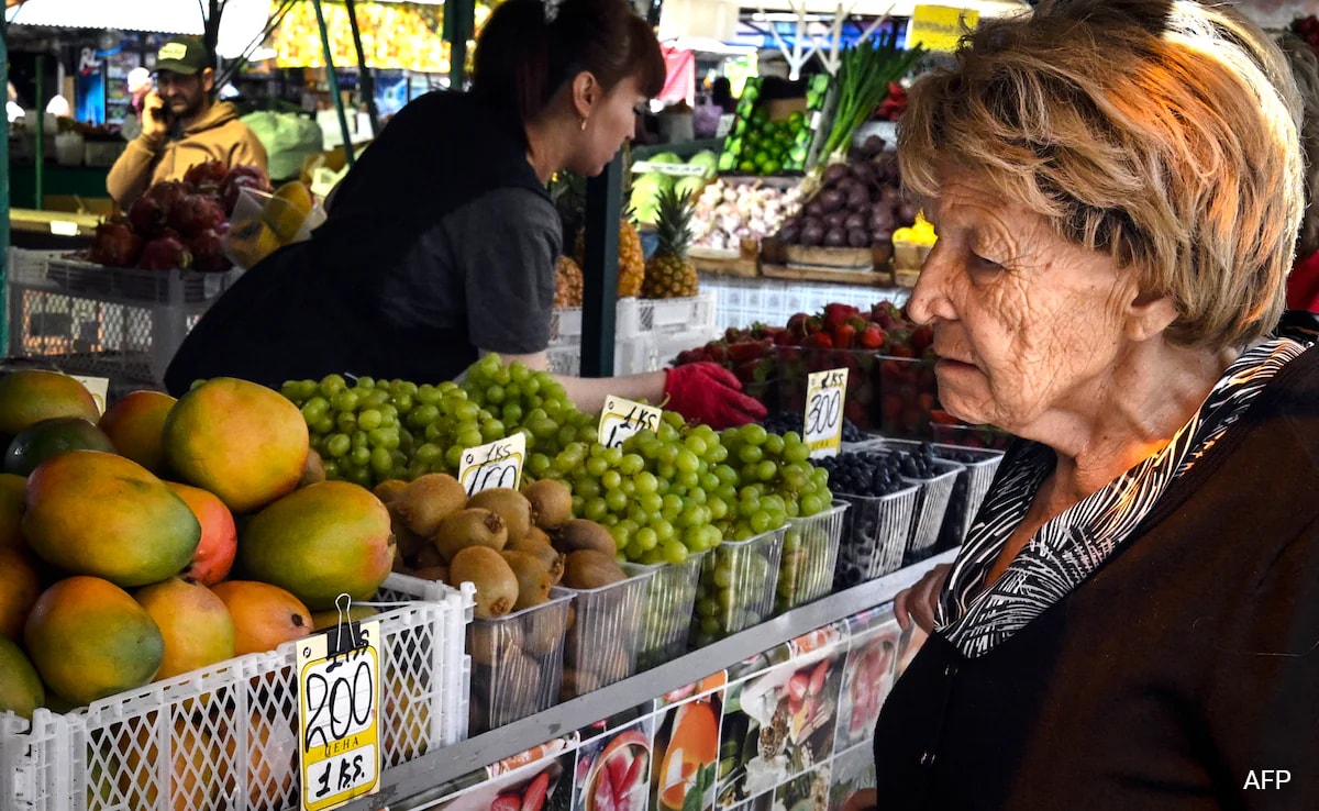 Москва Руският пенсионер Роман Палтиевич се взираше в цените за