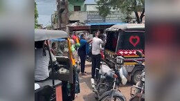 मनचले को महिला ने सिखाया सबक, बीच सड़क पर&nbsp;जमकर की धुनाई;&nbsp;छेड़छाड़ की बात आई सामने