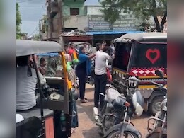 मनचले को महिला ने सिखाया सबक, बीच सड़क पर जमकर की धुनाई; छेड़छाड़ की बात आई सामने