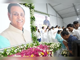 गुजरात के पूर्व सीएम विजय रूपाणी की श्रद्धांजलि सभा में शामिल हुए अरविंद केजरीवाल गुजरात के पूर्व सीएम विजय रूपाणी की श्रद्धांजलि सभा में शामिल हुए अरविंद केजरीवाल