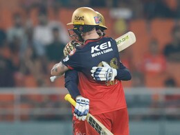 IPL 2025 Final : RCB चं टेन्शन खल्लास, इंग्लंडहून पहाटे परतला विराटचा सहकारी! बायको नाही टीमला प्राधान्य IPL 2025 Final : RCB चं टेन्शन खल्लास, इंग्लंडहून पहाटे परतला विराटचा सहकारी! बायको नाही टीमला प्राधान्य