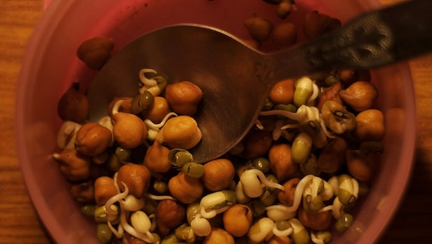 Why Nutritionists Swear By Soaked Kala Chana For Everyday Health