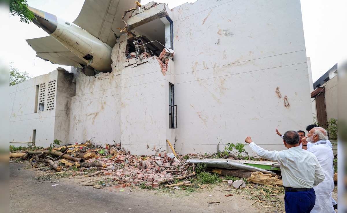 He also visited the C7 ward of the hospital, where he met the injured people. He also visited the C7 ward of the hospital, where he met the injured people.
