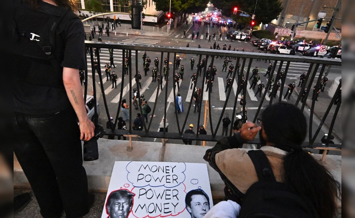 Forces used pepper spray and nonlethal ammunition to disperse the crowd. Forces used pepper spray and nonlethal ammunition to disperse the crowd.
