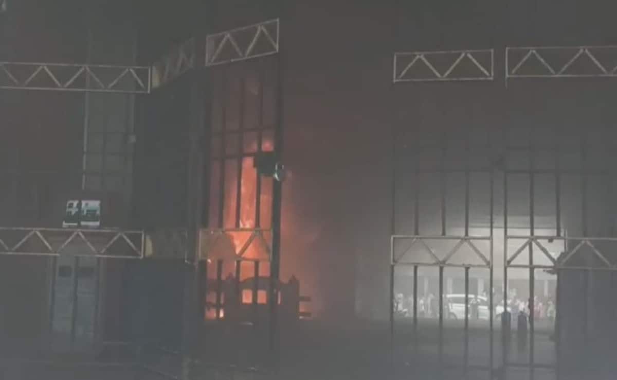 Мумбай Пожар избухна в магазин в оживената жп гара на