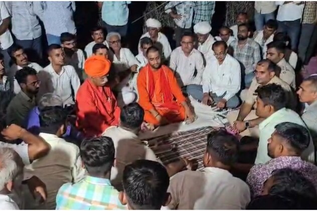 हिरण का शिकार करने वाले आरोपियों की गिरफ्तारी के बाद ग्रामीणों ने देर रात धरना समाप्त कर दिया. हिरण का शिकार करने वाले आरोपियों की गिरफ्तारी के बाद ग्रामीणों ने देर रात धरना समाप्त कर दिया.