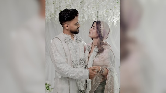 ह‍िना खान ने शादी में पहनीं मनीष मल्होत्रा की ड‍िजाइनर सफेद साड़ी, वहीं रॉकी का रॉयल लुक था बेहद क्‍लासी