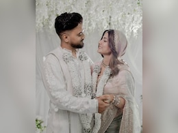 हिना खान ने शादी में पहनीं मनीष मल्होत्रा की डिजाइनर सफेद साड़ी, वहीं रॉकी का रॉयल लुक था बेहद क्लासी हिना खान ने शादी में पहनीं मनीष मल्होत्रा की डिजाइनर सफेद साड़ी, वहीं रॉकी का रॉयल लुक था बेहद क्लासी
