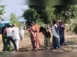 जमीन विवाद में महिला से 15 लोगों ने की मारपीट, मां और नौकर को भी नहीं बख्शा जमीन विवाद में महिला से 15 लोगों ने की मारपीट, मां और नौकर को भी नहीं बख्शा