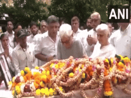 Ahmedabad Plane Crash LIVE: फोटो को जोड़े हाथ और फूट पड़े आंसू... बेटे को विदाई देते कैप्टन सभरवाल के पिता का यह वीडियो रुला रहा Ahmedabad Plane Crash LIVE: फोटो को जोड़े हाथ और फूट पड़े आंसू... बेटे को विदाई देते कैप्टन सभरवाल के पिता का यह वीडियो रुला रहा