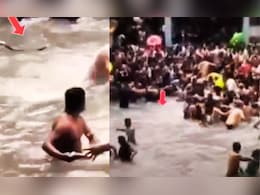 Kempty Falls : धबधब्यामध्ये तरुणांची मजामस्ती, तितक्यात गर्दीत शिरला साप; पर्यटकांची पळापळ... धक्कादायक Video Kempty Falls : धबधब्यामध्ये तरुणांची मजामस्ती, तितक्यात गर्दीत शिरला साप; पर्यटकांची पळापळ... धक्कादायक Video