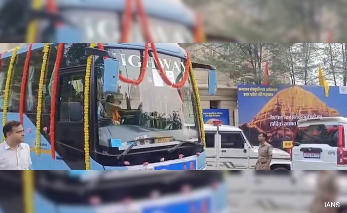 Ghaziabad възпявайки Хар Хар Махадев първата партида от 39 поклонници