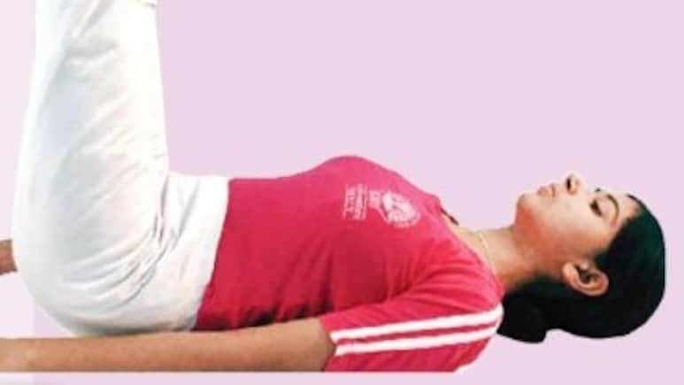 कब्ज, पीठ दर्द, हाई BP से राहत देता है अर्ध हलासन, आयुष मंत्रालय ने बताया अभ्यास का सही तरीका