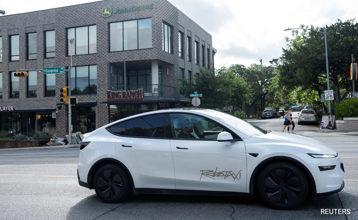 Видеоклипове: Elon Musk`s Tesla стартира дългоочаквана услуга Robotaxi 