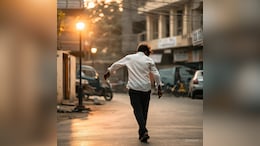 नशे में लड़खड़ाते दिखे शिक्षा विभाग के अधिकारी सहायक संचालक, पूछने पर बोले- तबीयत खराब है