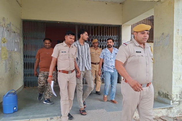 डमी कैंडिडेट को अपने साथ ले जाती हुई पुलिस डमी कैंडिडेट को अपने साथ ले जाती हुई पुलिस