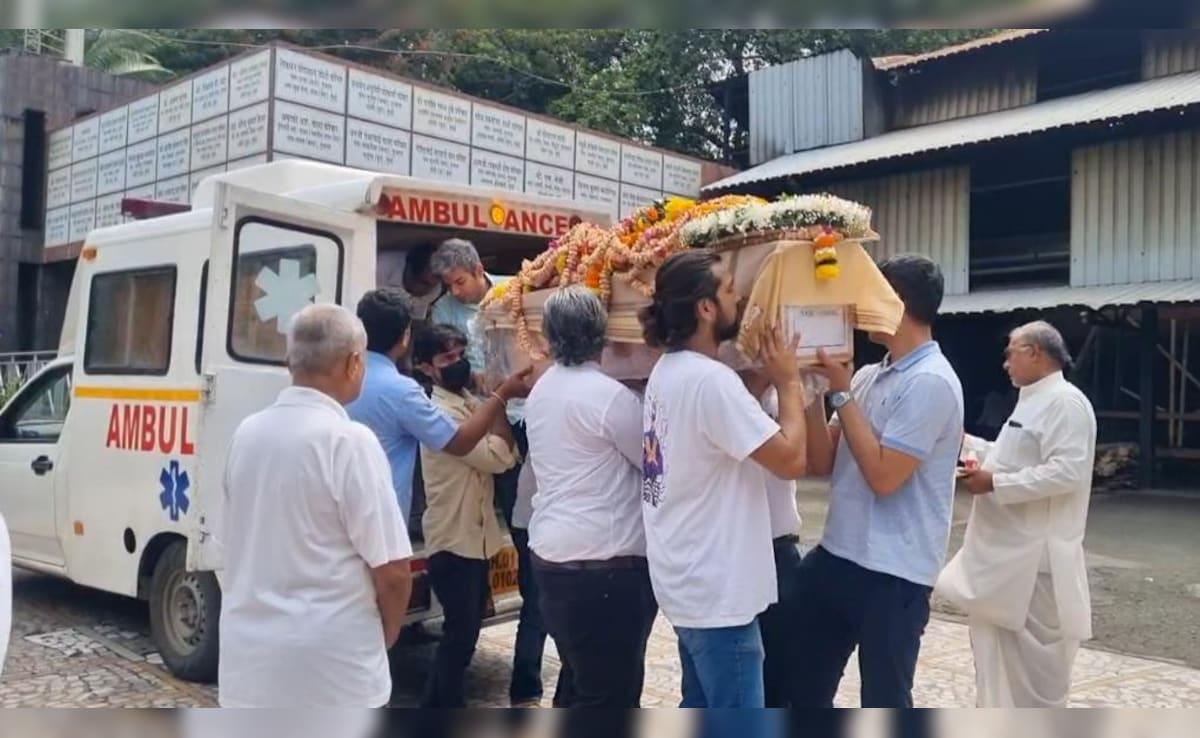 After the prayer, the body was taken to Chakala electric crematorium for the final rites. After the prayer, the body was taken to Chakala electric crematorium for the final rites.