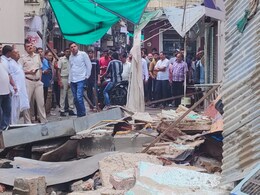 चूरू में 'काल' साबित हुई मानसूनी बारिश, हवेली का छज्जा गिरने से 3 लोगों की मौत चूरू में 'काल' साबित हुई मानसूनी बारिश, हवेली का छज्जा गिरने से 3 लोगों की मौत