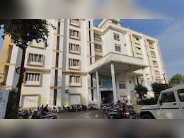 यहां अस्पताल में डॉक्टर नहीं सफाई कर्मचारी लगते हैं इंजेक्शन, छतरपुर में स्वास्थ्य व्यवस्था की खुली पोल