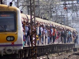मुंबई लोकल में भीड़ का निकलने जा रहा इलाज, कंपनियों में बदलेगी शिफ्ट मुंबई लोकल में भीड़ का निकलने जा रहा इलाज, कंपनियों में बदलेगी शिफ्ट