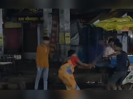 महिला ने युवक पर जमकर बरसाई लाठी, तमाशा देखते रहे लोग, Video वायरल होते ही...  