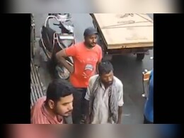 महिला से छेड़छाड़ कर रहा था बुजुर्ग, सड़क पर दौड़ा-दौड़ाकर युवती ने कूटा, पुलिस ने किया गिरफ्तार  महिला से छेड़छाड़ कर रहा था बुजुर्ग, सड़क पर दौड़ा-दौड़ाकर युवती ने कूटा, पुलिस ने किया गिरफ्तार