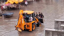 Rajasthan Weather: बारिश से तर हुआ राजस्थान, सीकर में सड़कें हुईं लबालब, JCB पर सवार हो कर छात्रों ने पार की सड़क&nbsp;