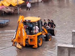 Rajasthan Weather: बारिश से तर हुआ राजस्थान, सीकर में सड़कें हुईं लबालब, JCB पर सवार हो कर छात्रों ने पार की सड़क  Rajasthan Weather: बारिश से तर हुआ राजस्थान, सीकर में सड़कें हुईं लबालब, JCB पर सवार हो कर छात्रों ने पार की सड़क
