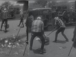 पुरानी रंजिश को लेकर आरोपियों ने बीच सड़क पर शख्स को बुरी तरह पीटा, भीड़ देखती रही तमाशा