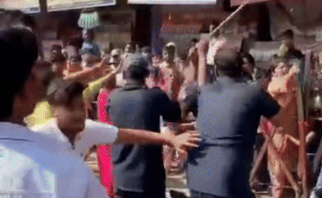 Rajathan:सांवलिया सेठ के बाद मेहंदीपुर बालाजी में श्रद्धालुओं से बदसलूकी का वीडियो आया सामने, सुरक्षा गार्डों ने बरसाई लाठियां