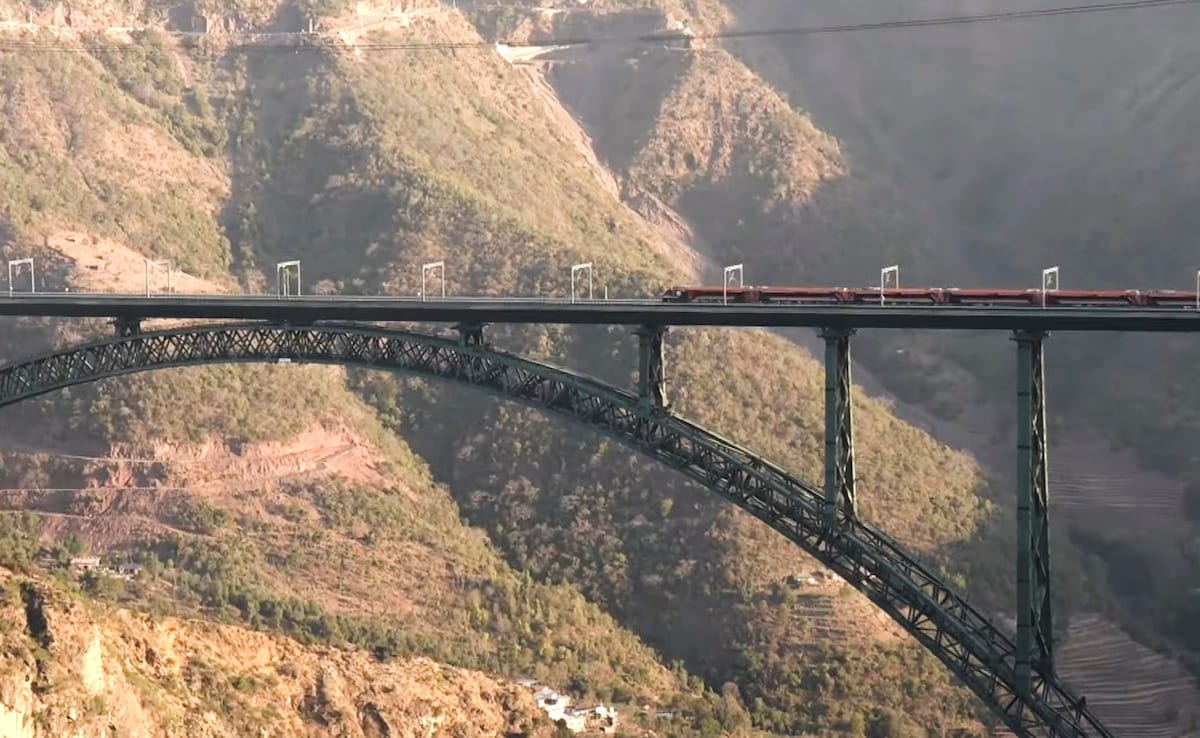 At least 28,000 tonnes of steel were used to build the bridge. At least 28,000 tonnes of steel were used to build the bridge.