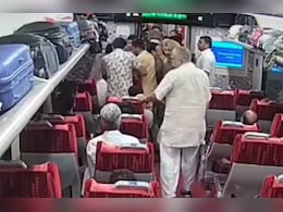 वंदे भारत में यात्री को BJP विधायक के समर्थकों ने बेरहमी से था पीटा, सामने आया वीडियो वंदे भारत में यात्री को BJP विधायक के समर्थकों ने बेरहमी से था पीटा, सामने आया वीडियो
